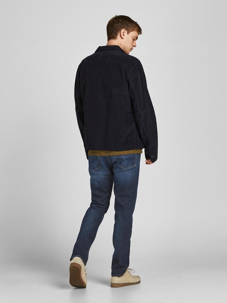 Mann trägt eine Jack & Jones Herren Jeans – ideal für Freizeit und Büro
