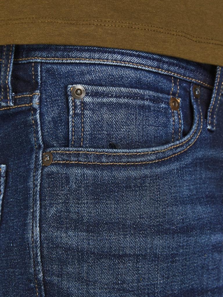 Nahaufnahme der klassischen Five-Pocket-Taschen einer Jack & Jones Herren Jeans