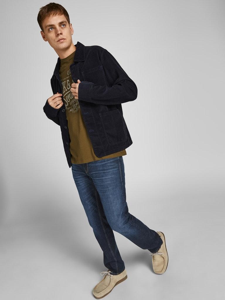 Mann trägt eine Jack & Jones Herren Jeans – ideal für Freizeit und Büro