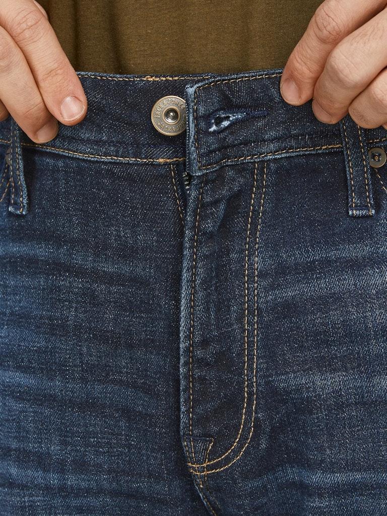 Detailaufnahme des Reißverschluss-Verschlusses an einer Jack & Jones Jeans für Männer